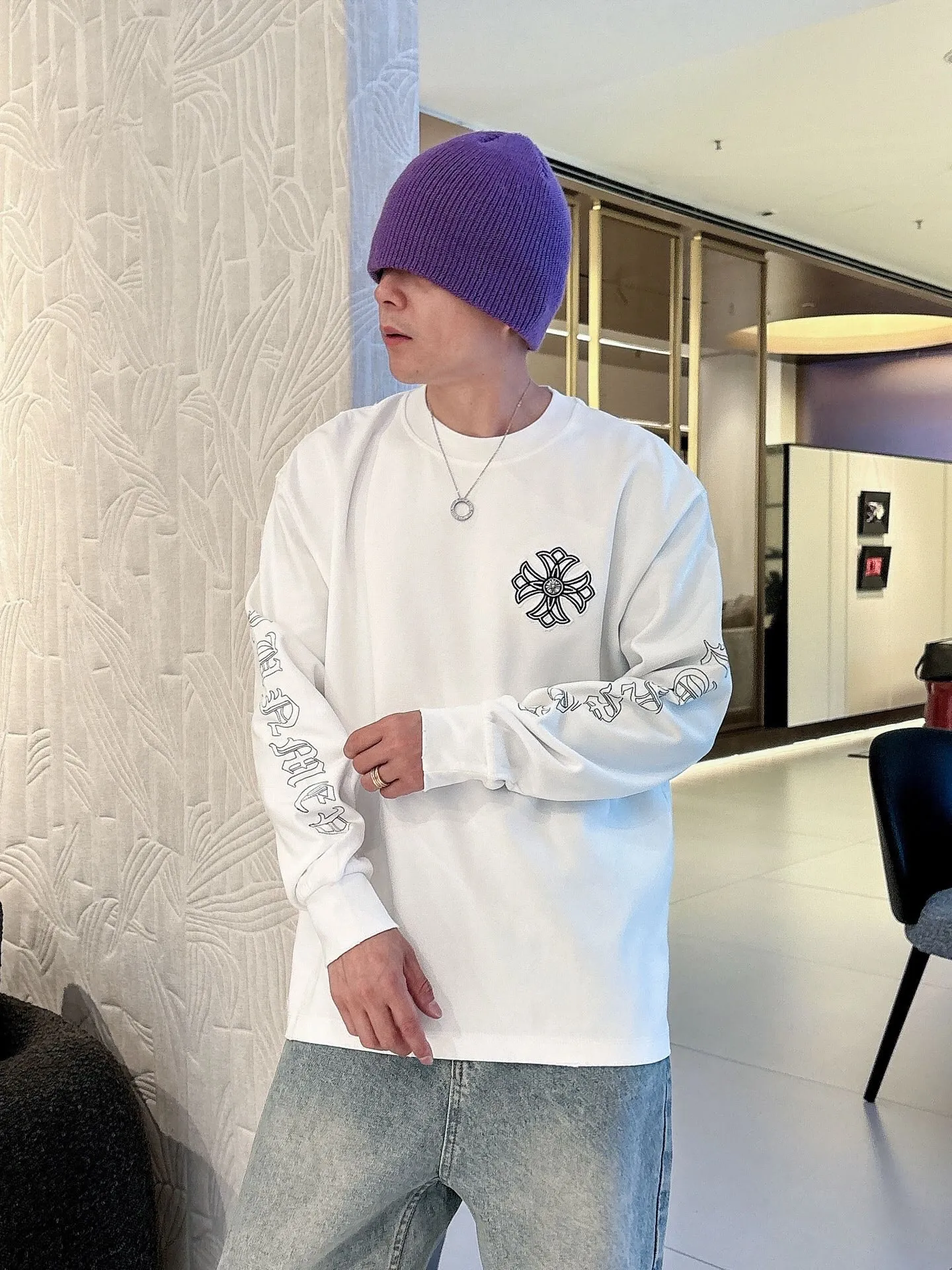 Pants P 470💰. Clothes P 408💰ChromeHearts Chrome Heart Round Neck Sweater Long Sleeve The pursuit of quality guarantees the absolute quality! Using double-sided cotton fabric, the texture is clearly visible, the texture is soft, delicate and smooth, custom three-dimensional embroidery ➕ patchwork and leather craftsmanship, full of drape! The workmanship is fine and the shoulder lines are smooth. All imported chain machines are used to make the shoulder rolling strips. It has a certain thickness and is not made of cheap material but has a shiny feel that is comfortable and not tight on the upper body. It is the most avant-garde street item that can be easily matched by both men and women!  Color: black white Size: m-3xl Style number: 3582